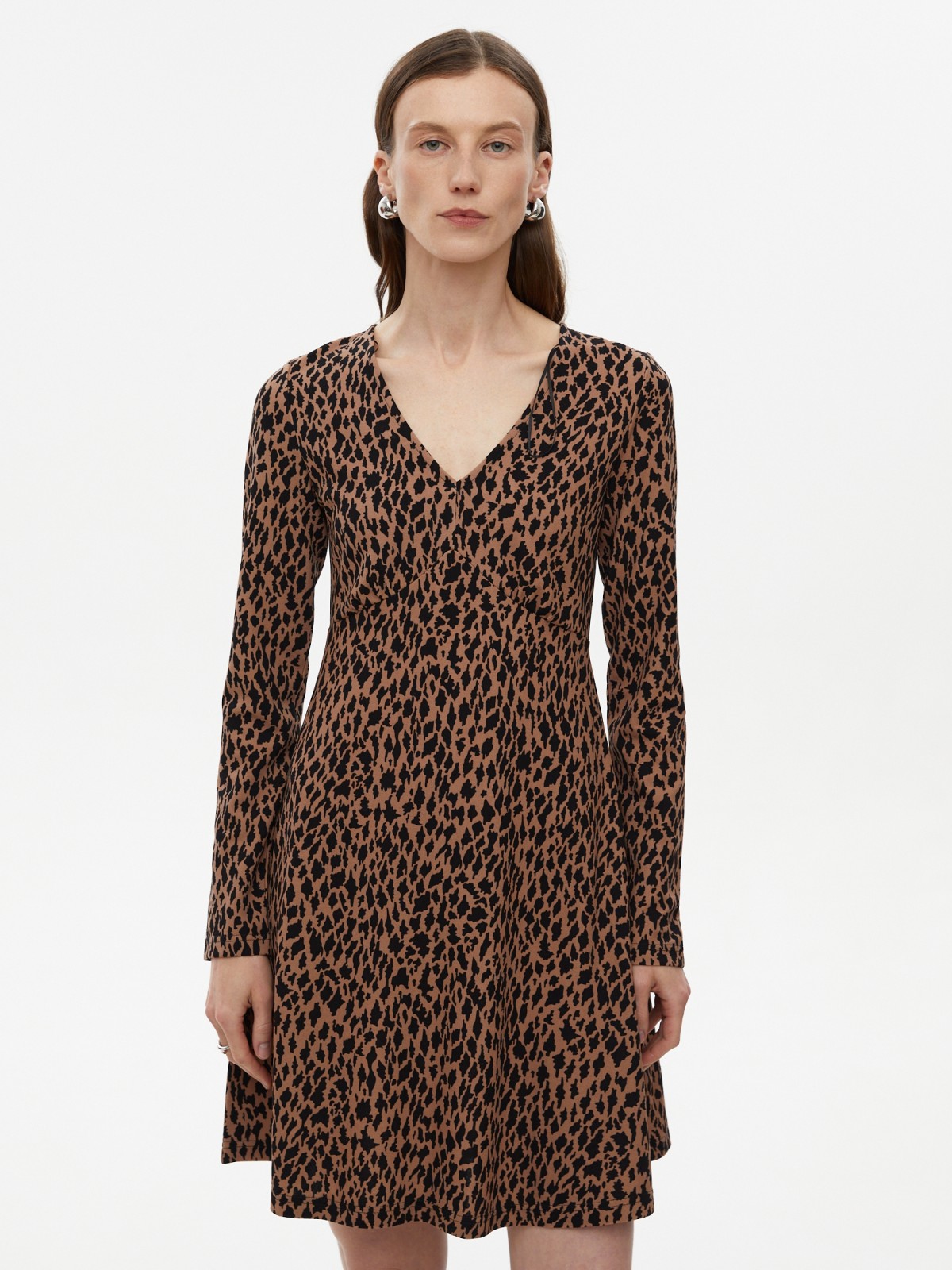 Платье длины мини с вырезом и принтом