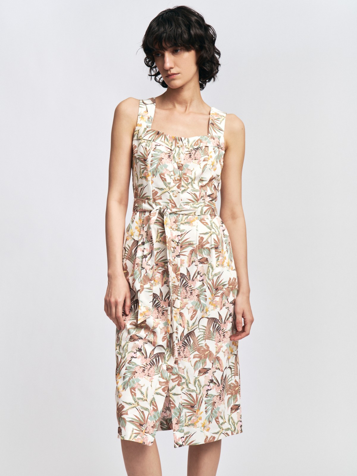 Сарафан с тропическим принтом и поясом