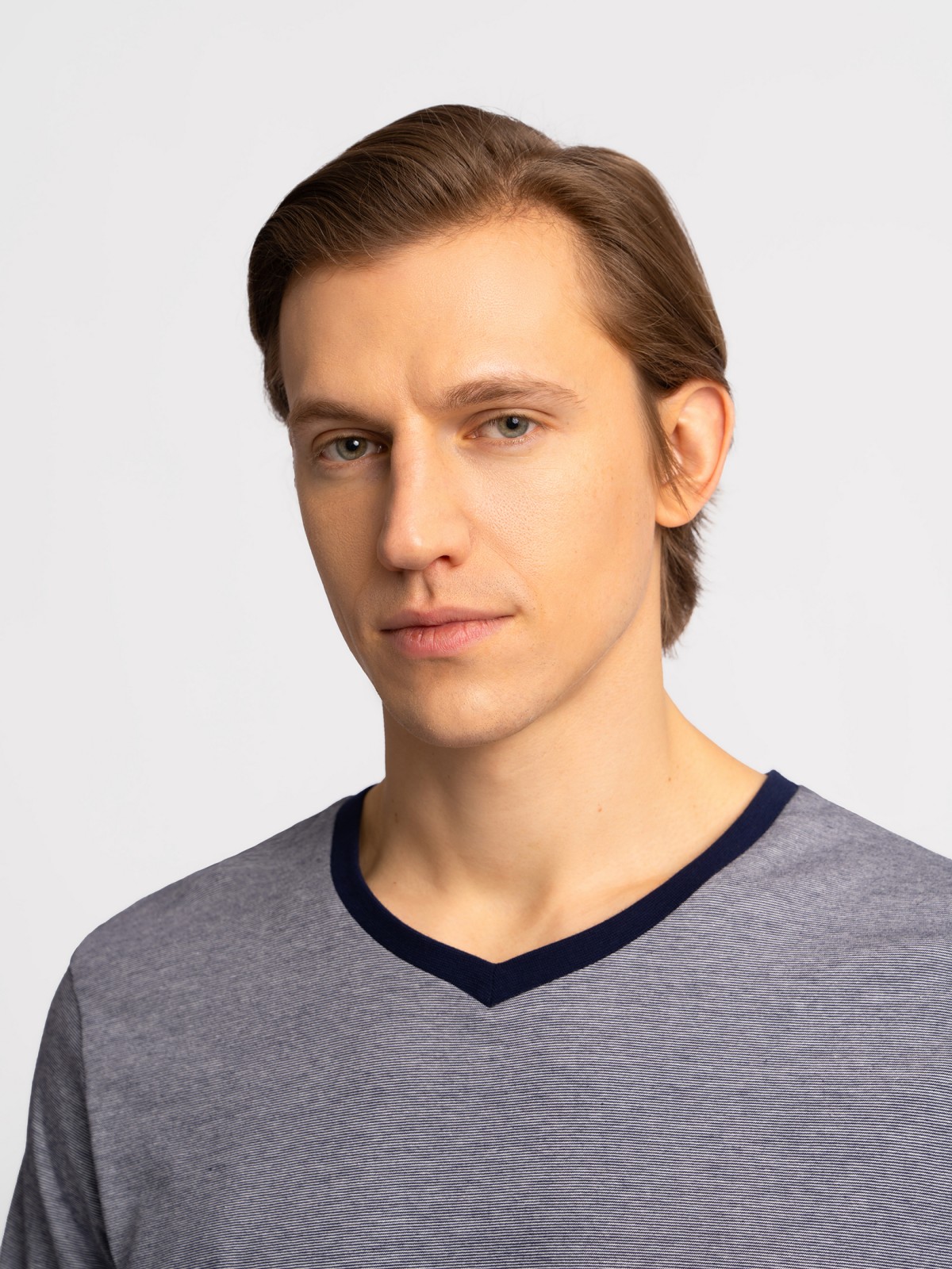 Футболка из хлопка с треугольным вырезом