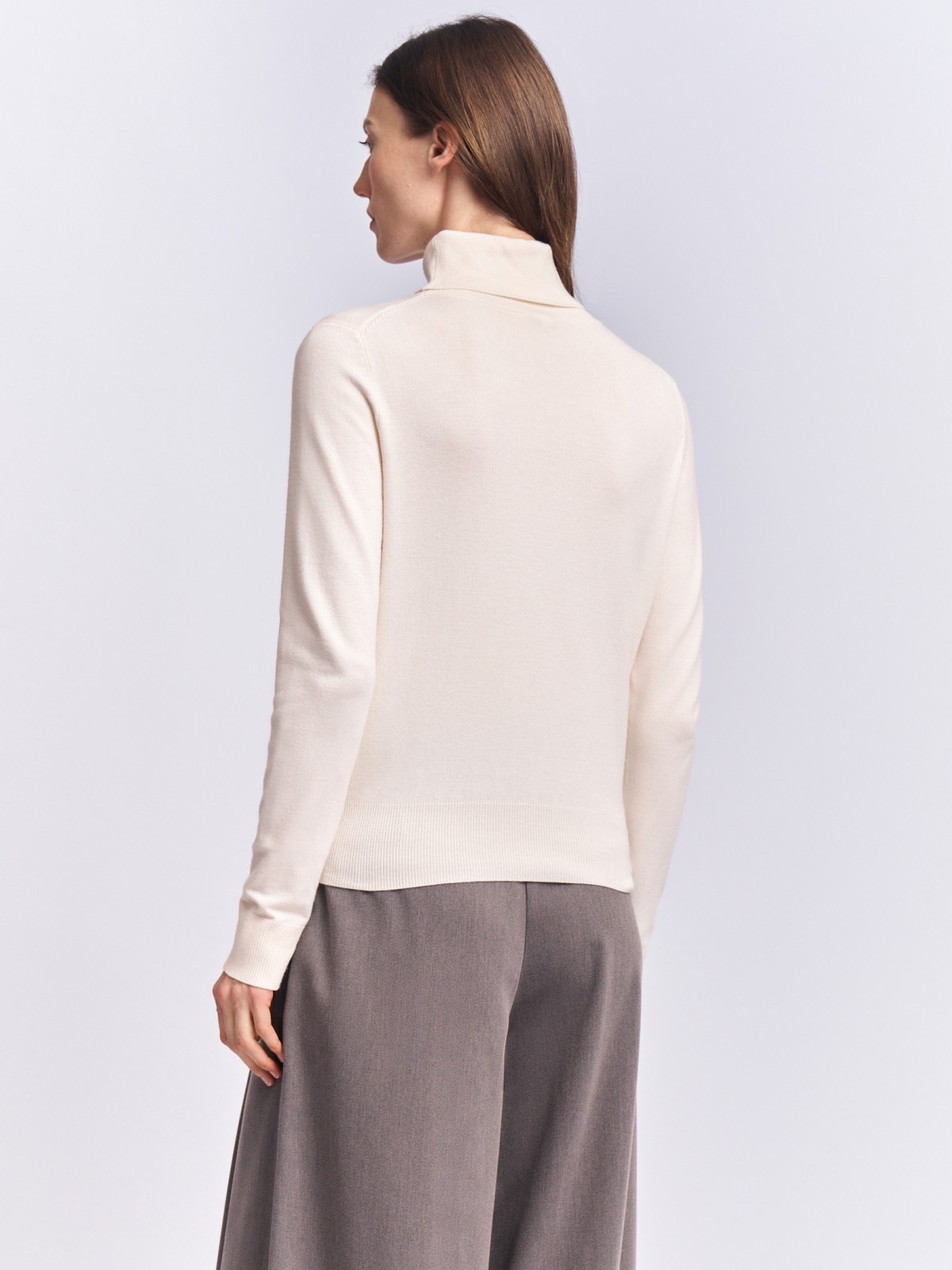 Тонкий свитер-водолазка с горлом