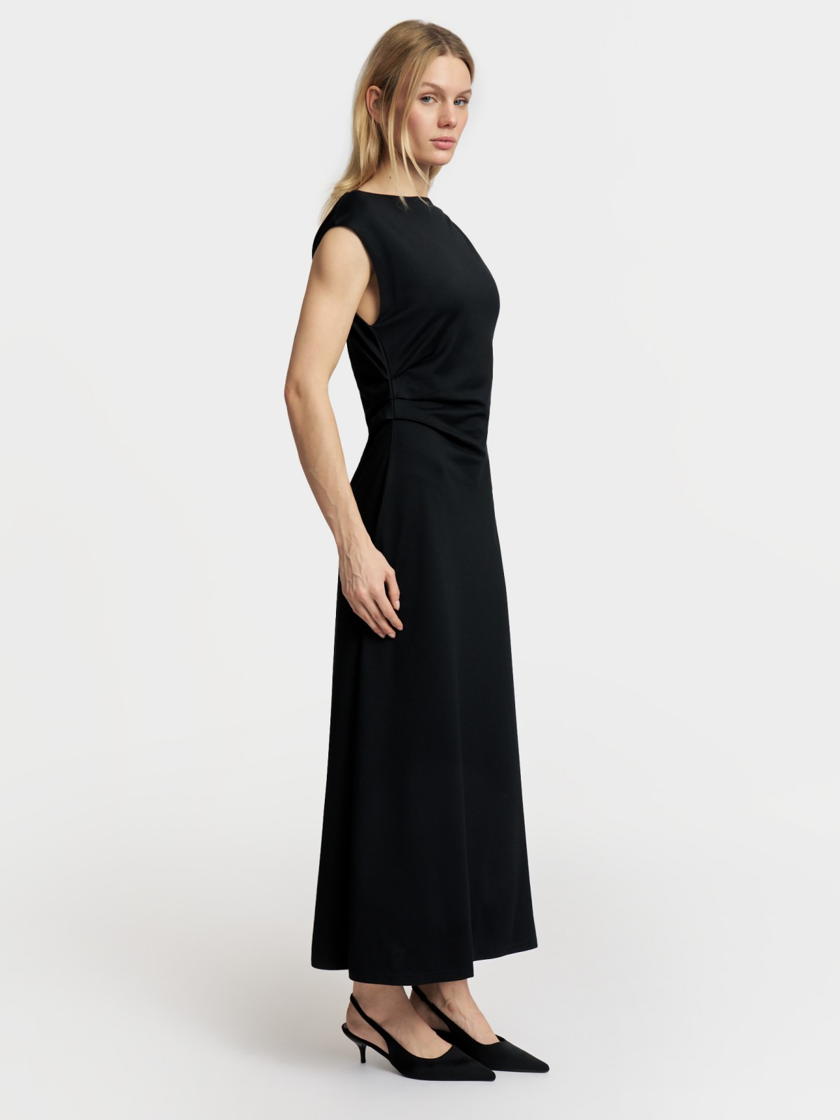 Платье миди без рукавов с драпировкой