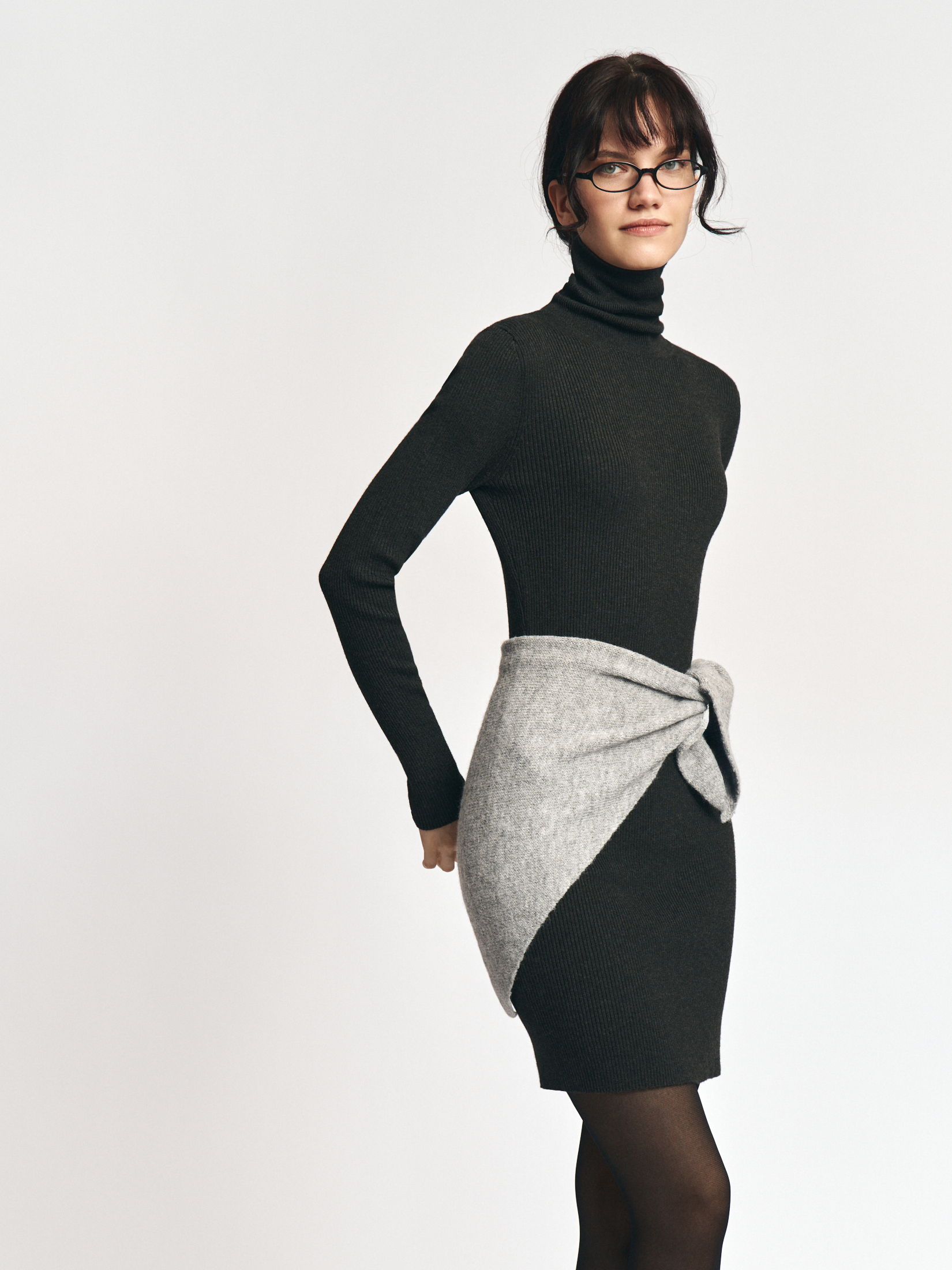 Трикотажное платье-лапша мини с высоким горлом