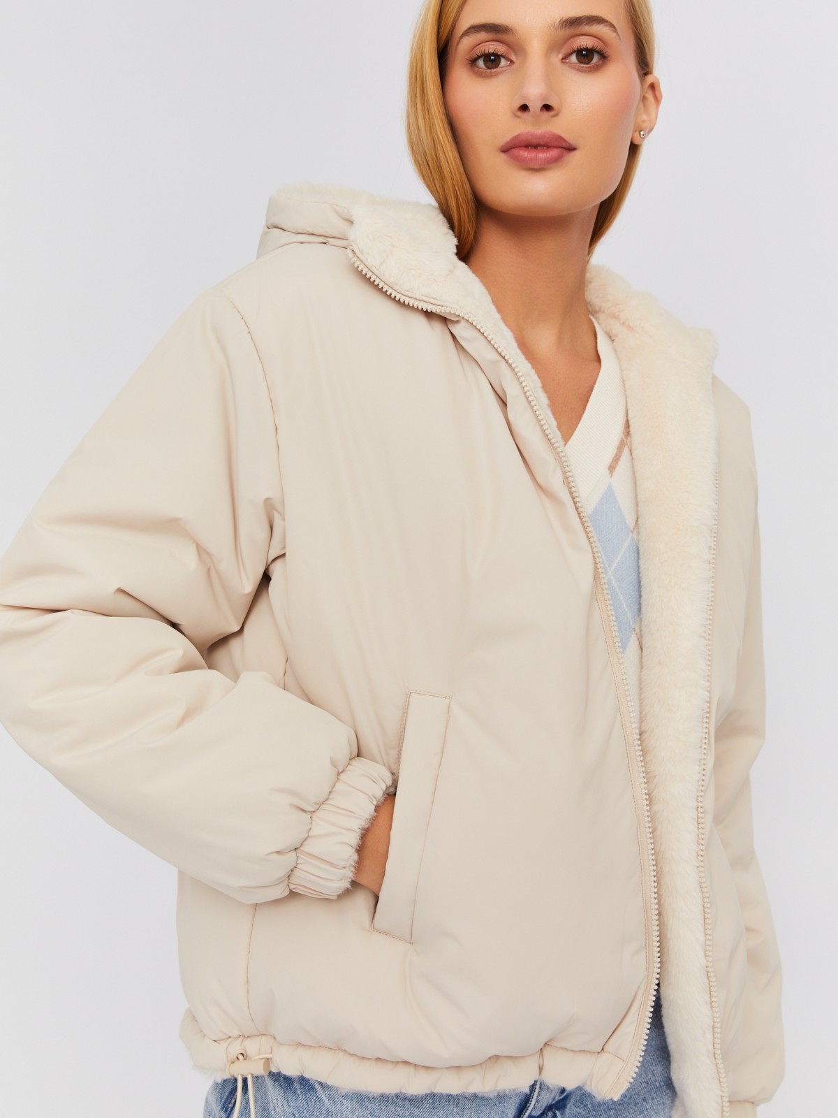 Двусторонняя утеплённая куртка на синтепоне с капюшоном и искусственным мехом zolla 023335112304, цвет молоко, размер XS - фото 3