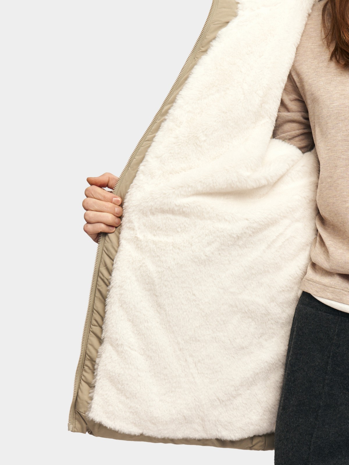 Тёплая куртка с капюшоном и подкладкой из экомеха