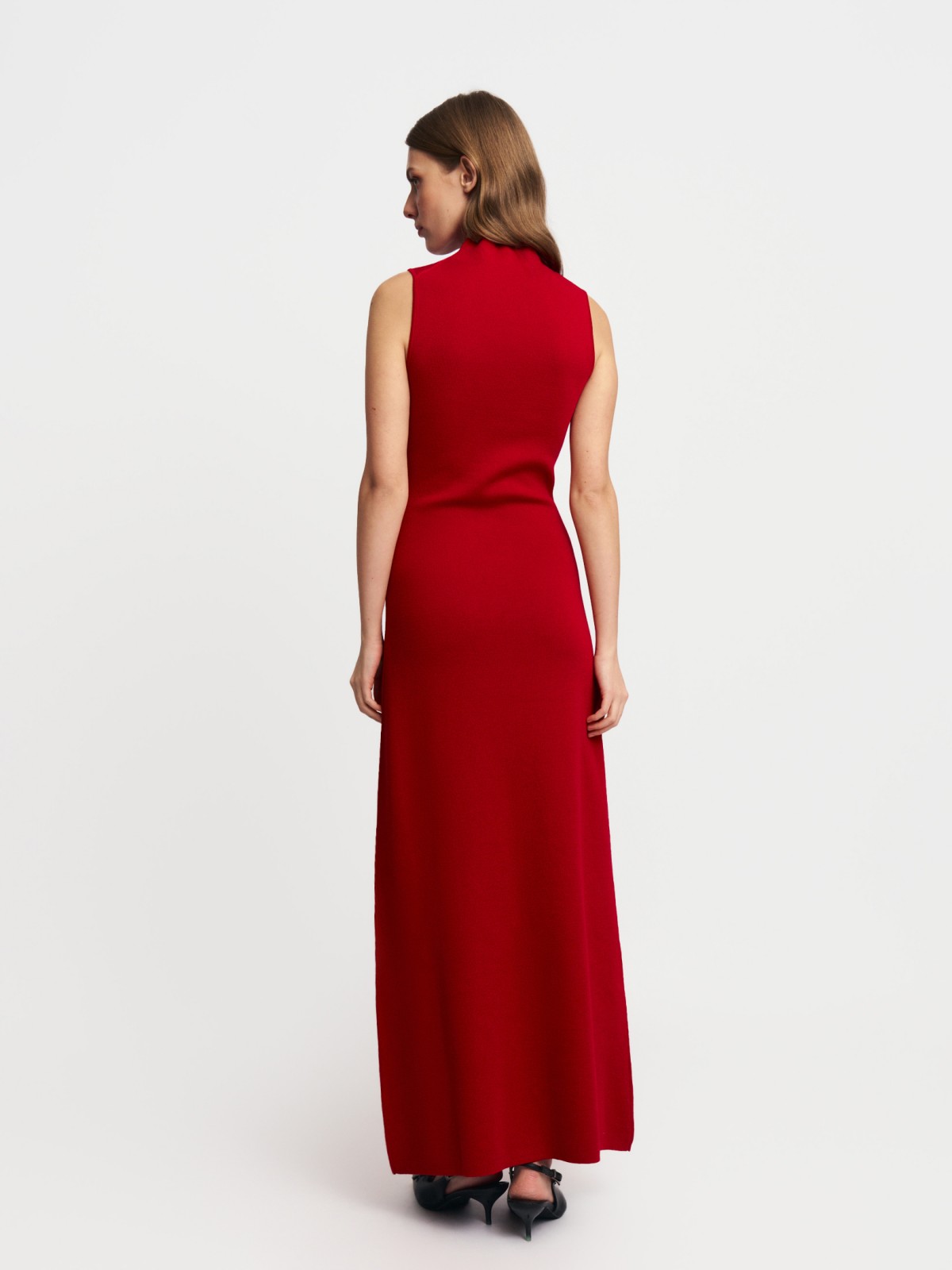 Трикотажное платье макси без рукавов