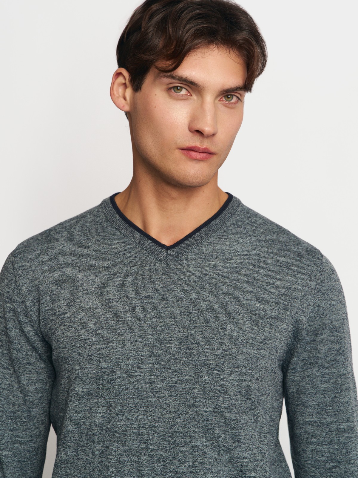 Тонкий трикотажный джемпер с вырезом