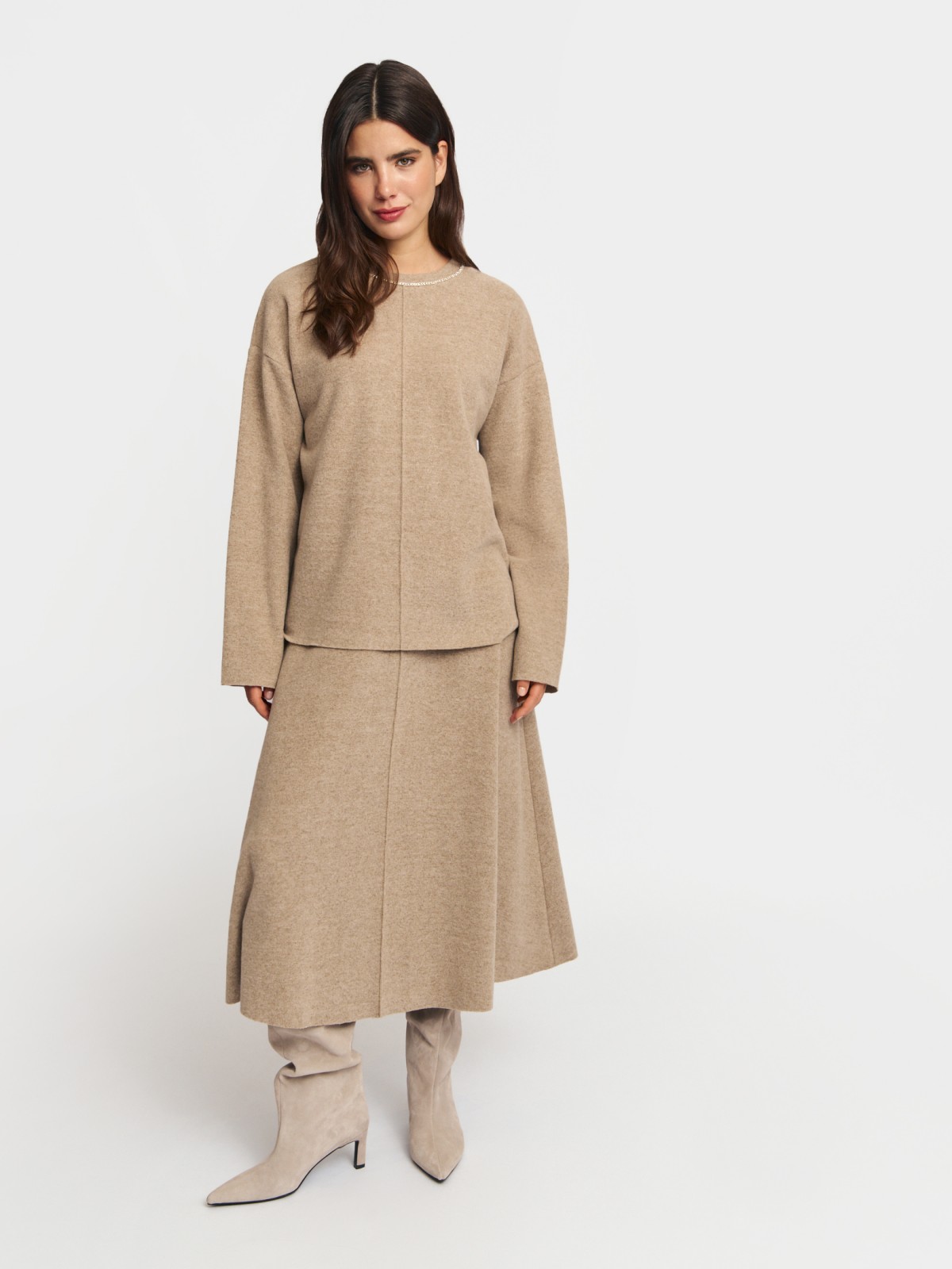 Трикотажный джемпер с декором у выреза