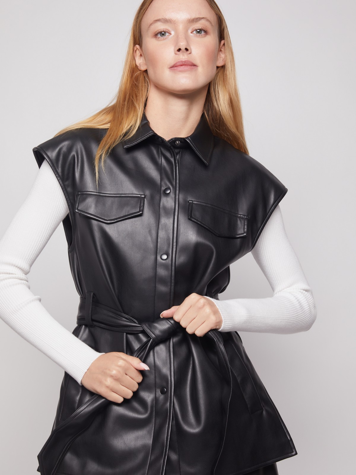 Жилет из экокожи с поясом