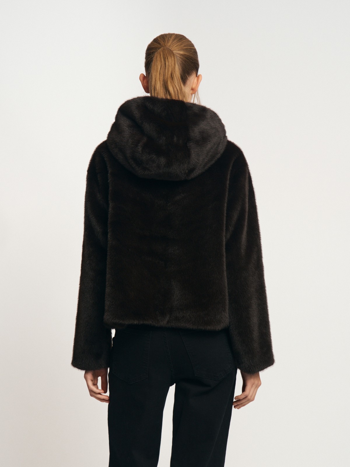 Короткая куртка-шуба из экомеха с капюшоном