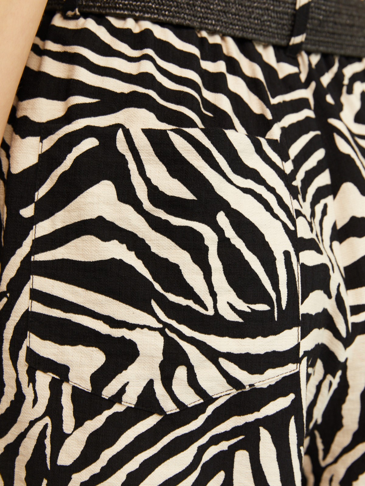 Шорты из вискозы с принтом и ремнём