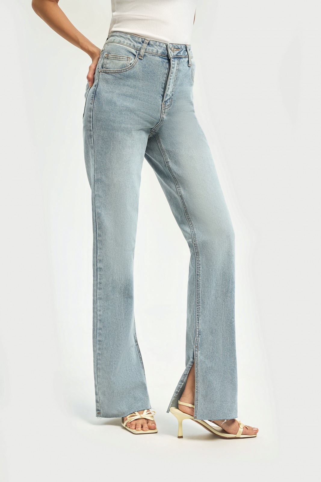 Джинсы силуэта Slim с разрезами