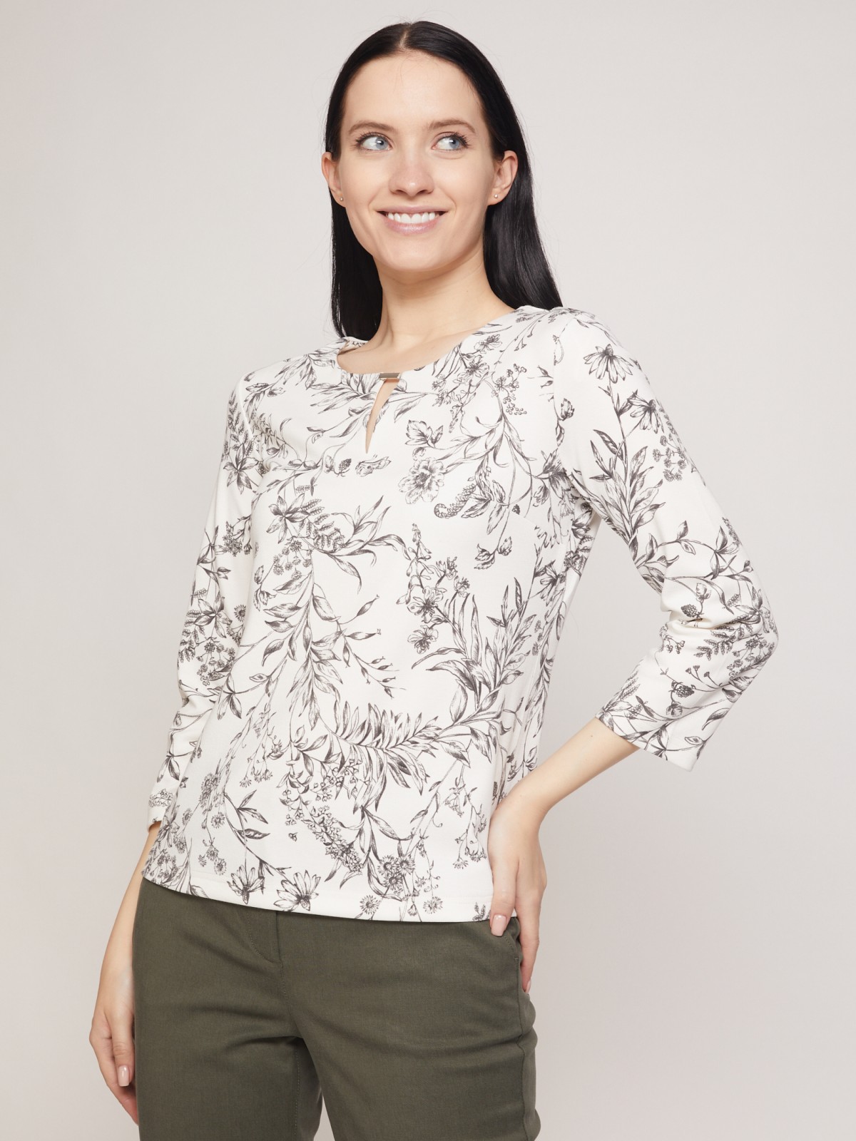 Блузка с фигурным вырезом и цветочным принтом