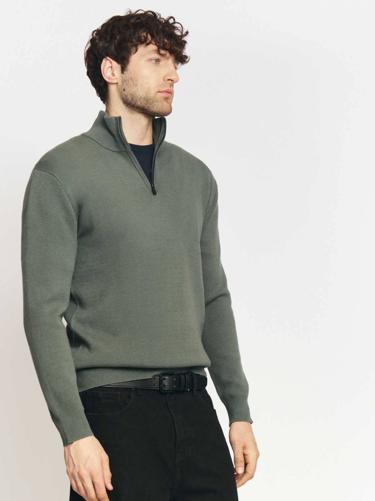 Тонкий трикотажный свитер с горлом на молнии