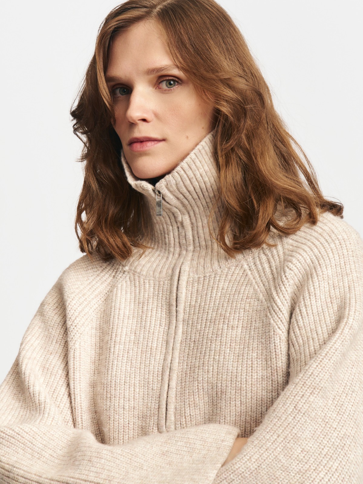 Вязаный свитер с воротником на молнии