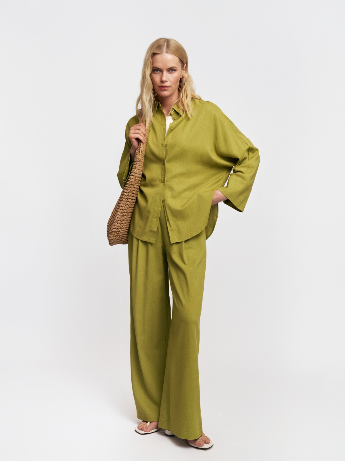 Льняные брюки на резинке со стрелками