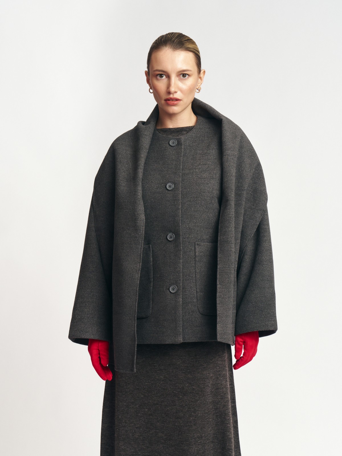 Короткое пальто кокон с шарфом