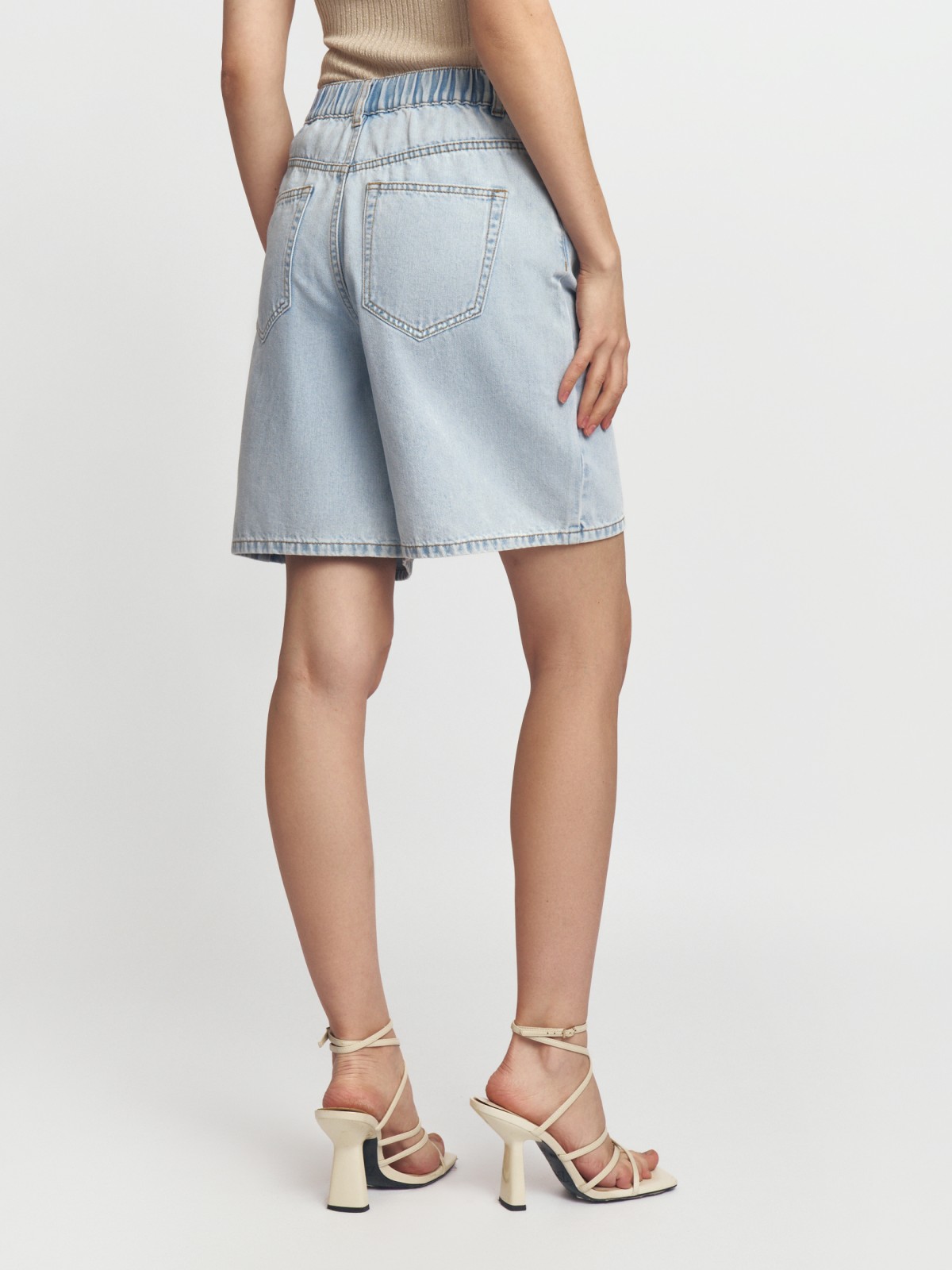 Джинсовые шорты-бермуды с защипами