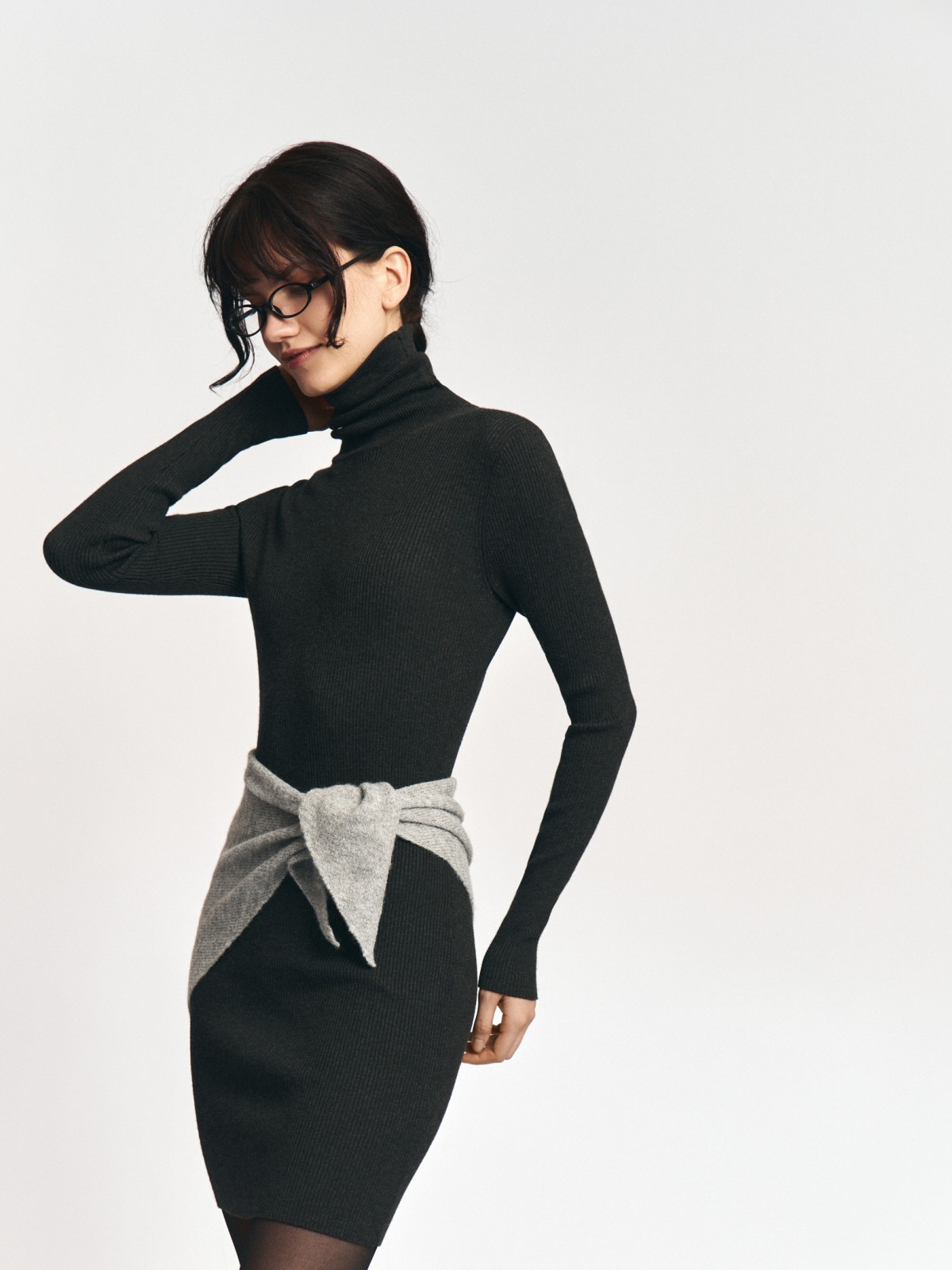 Трикотажное платье-лапша мини с высоким горлом