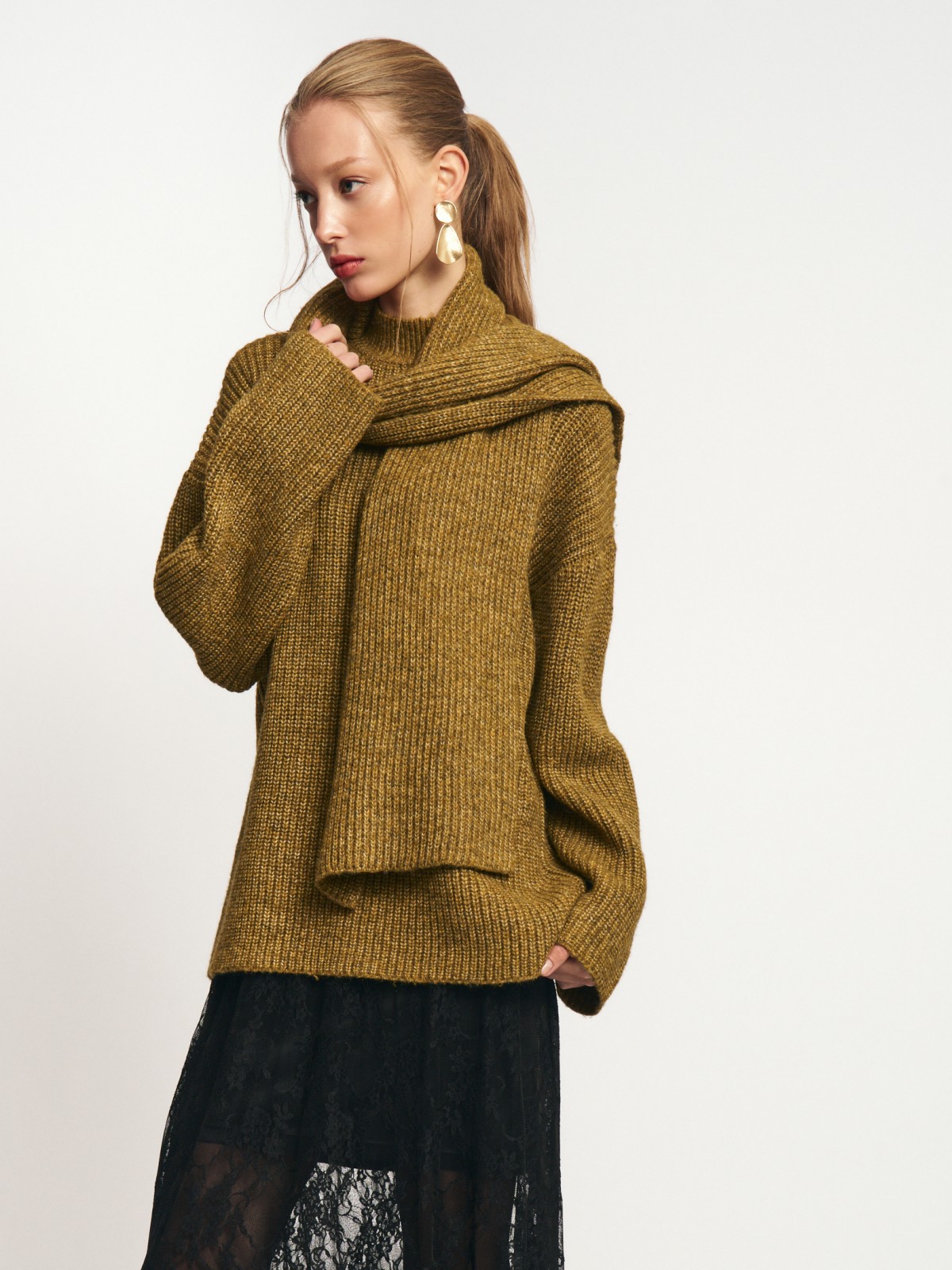 Свитер крупной вязки с шарфом