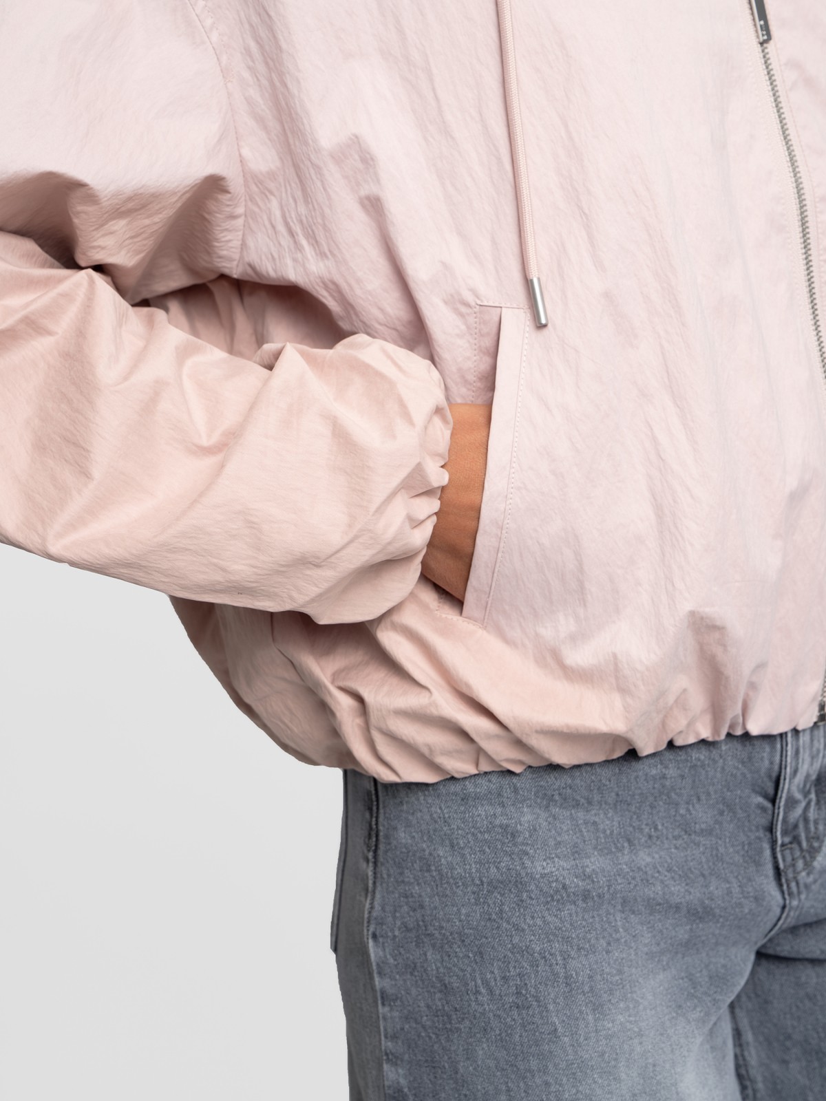 Куртка-ветровка с капюшоном без утеплителя