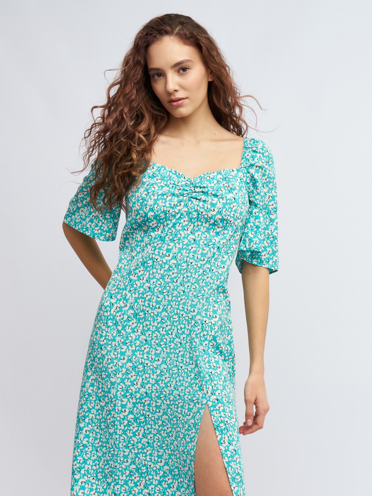 Платье с разрезом и цветочным принтом