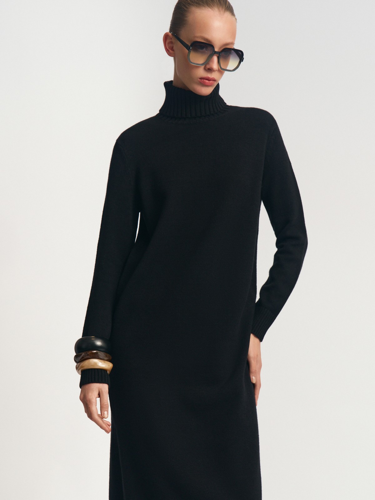 Вязаное платье-свитер с горлом