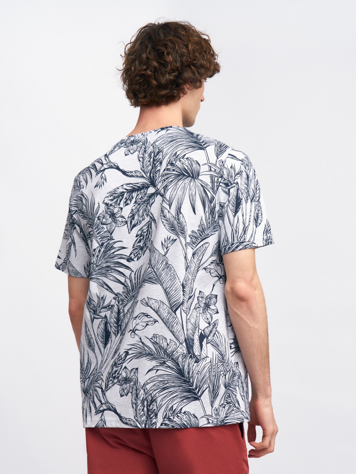 Футболка с тропическим принтом