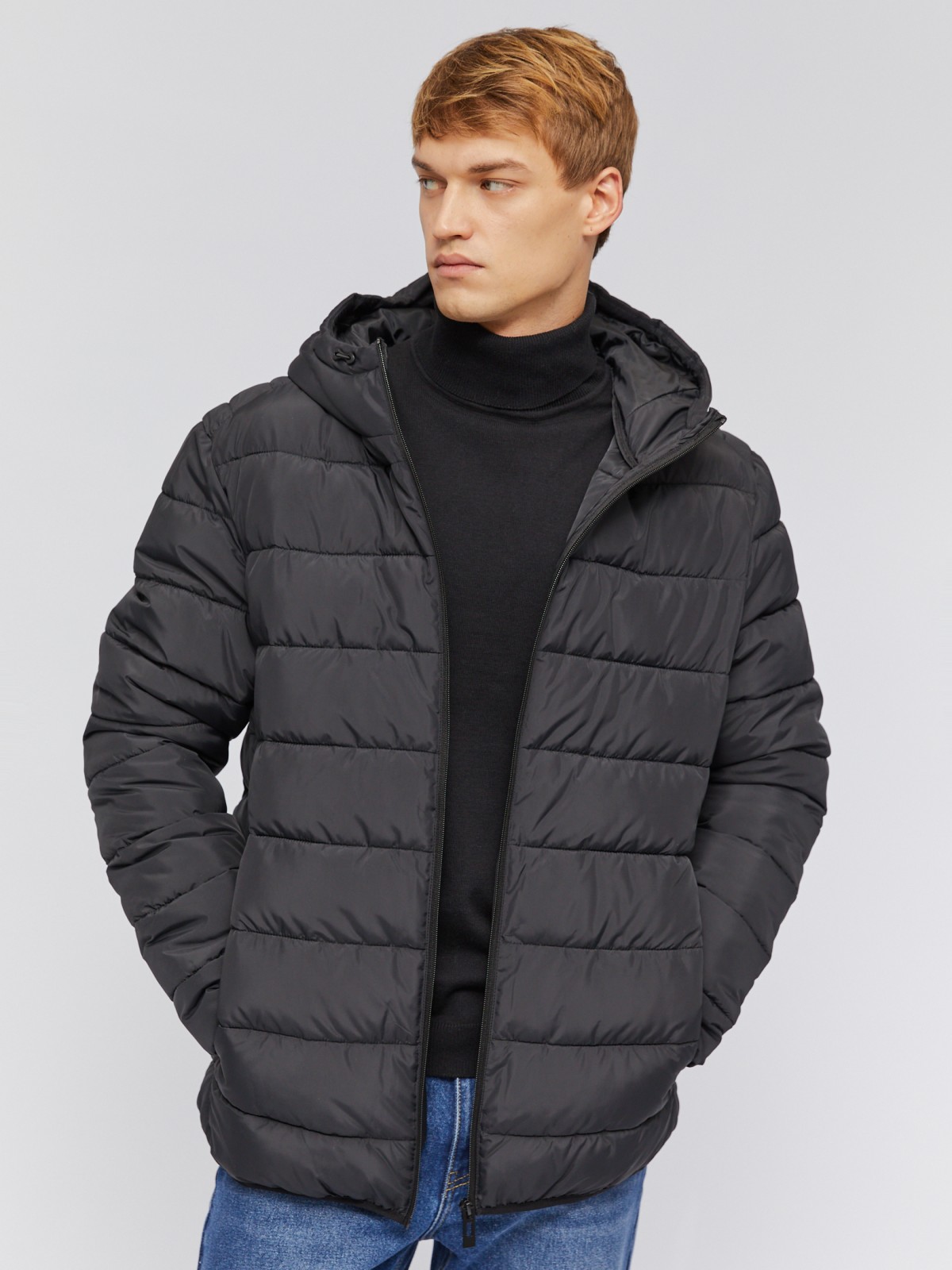 Лёгкая утеплённая стёганая куртка на молнии с капюшоном Лёгкая утеплённая стёганая куртка на молнии с капюшоном