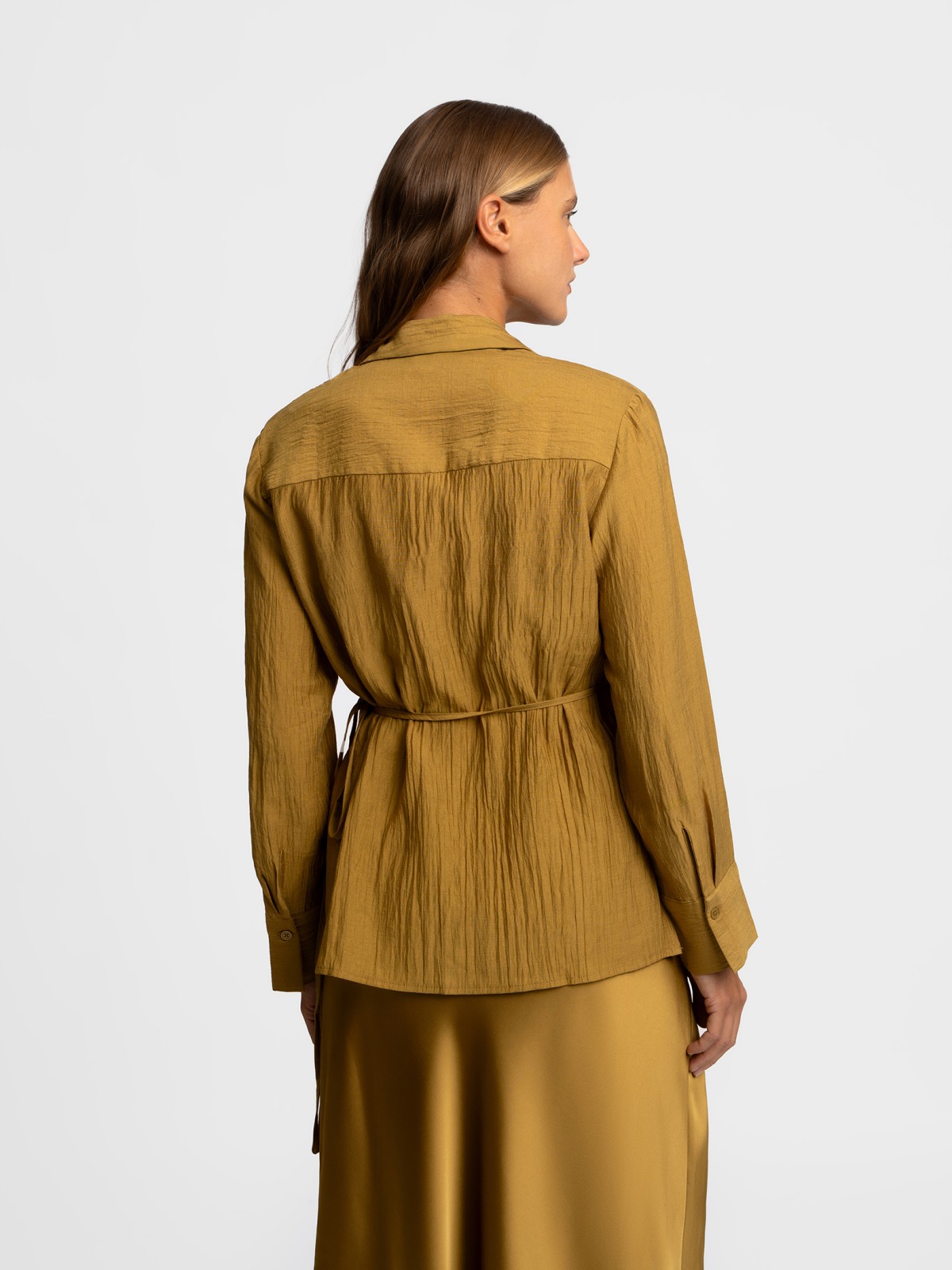 Приталенная блузка на запах с длинным рукавом