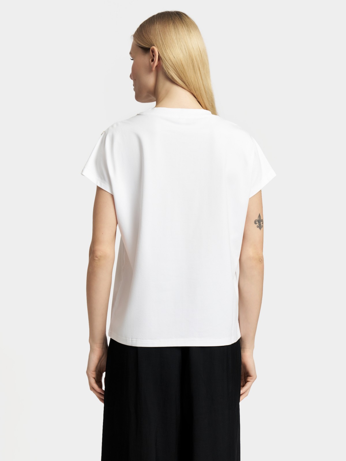 Футболка с металлическим декором