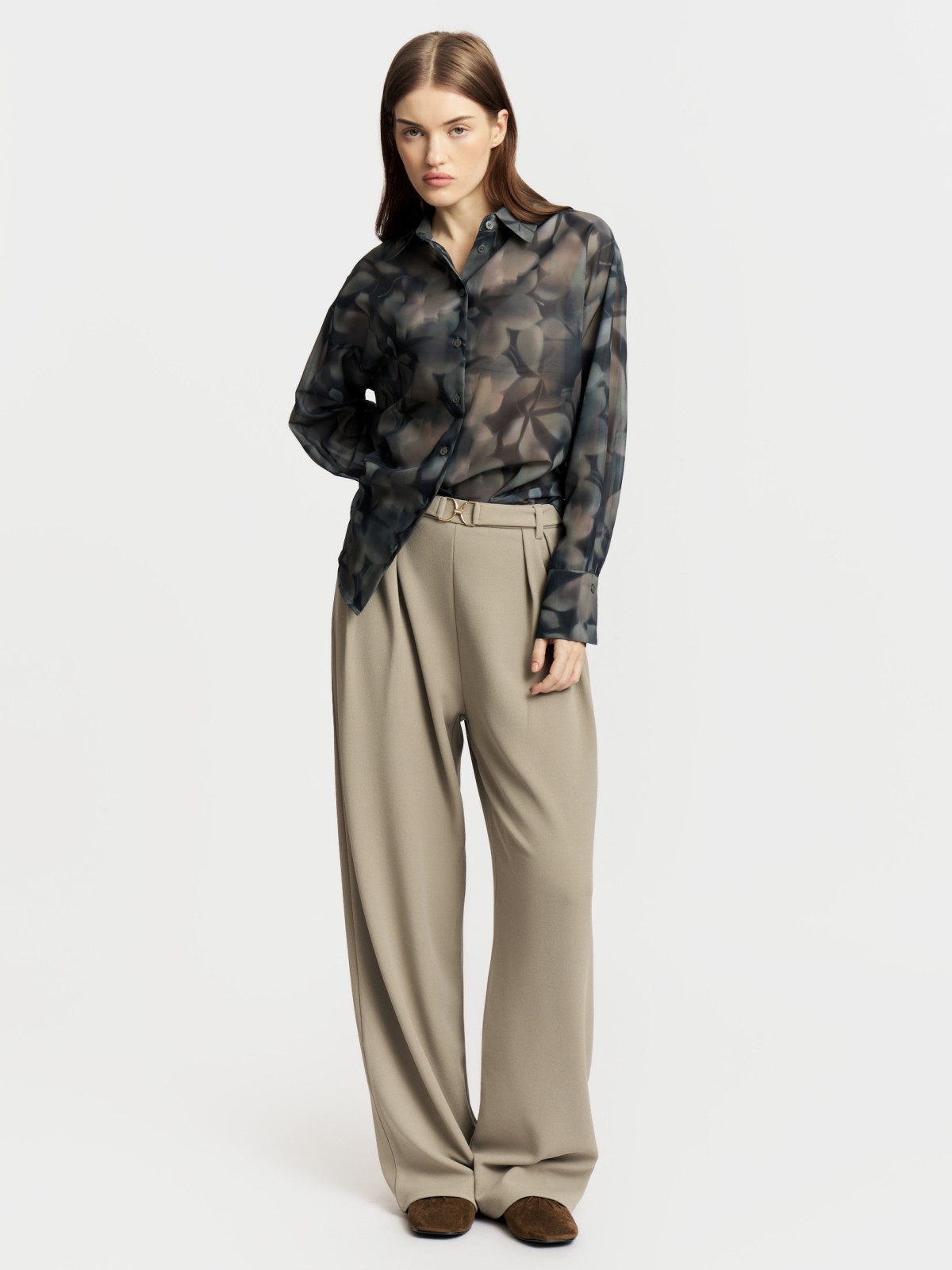 Прямые брюки на резинке с защипами