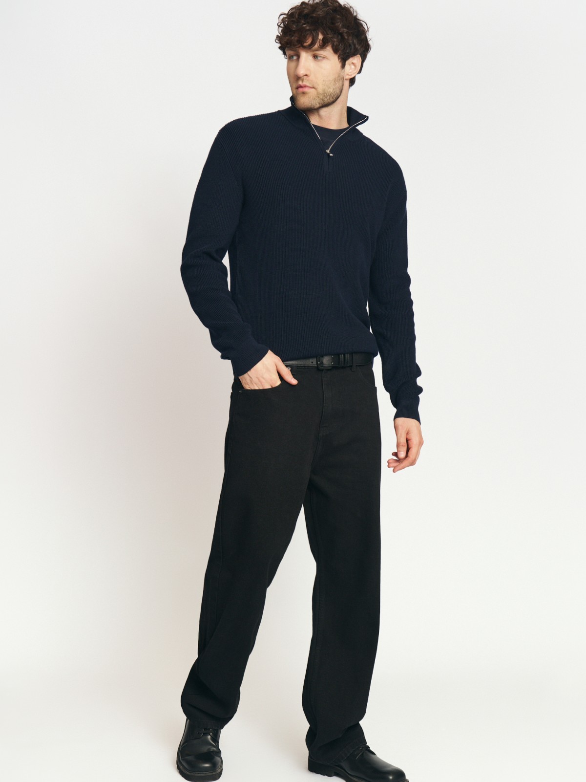 Тонкий вязаный свитер с горлом на молнии