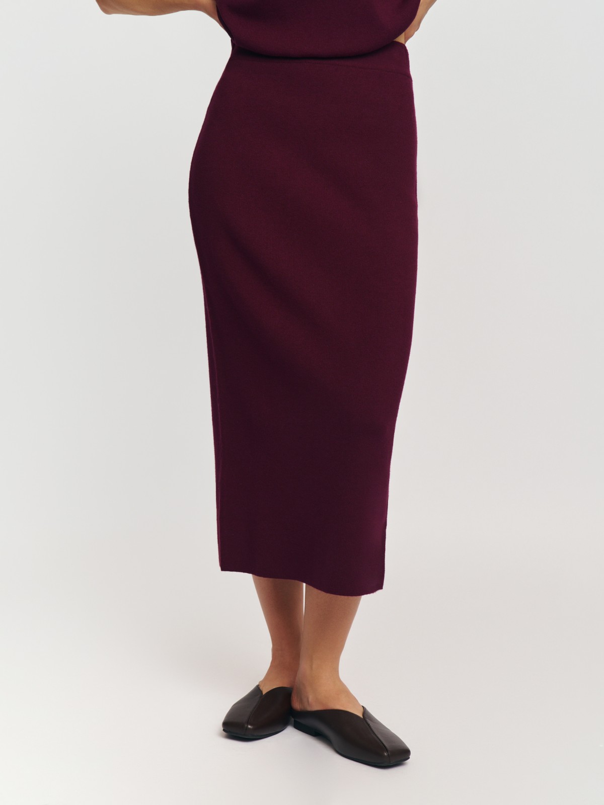 Трикотажная прямая юбка миди с разрезом