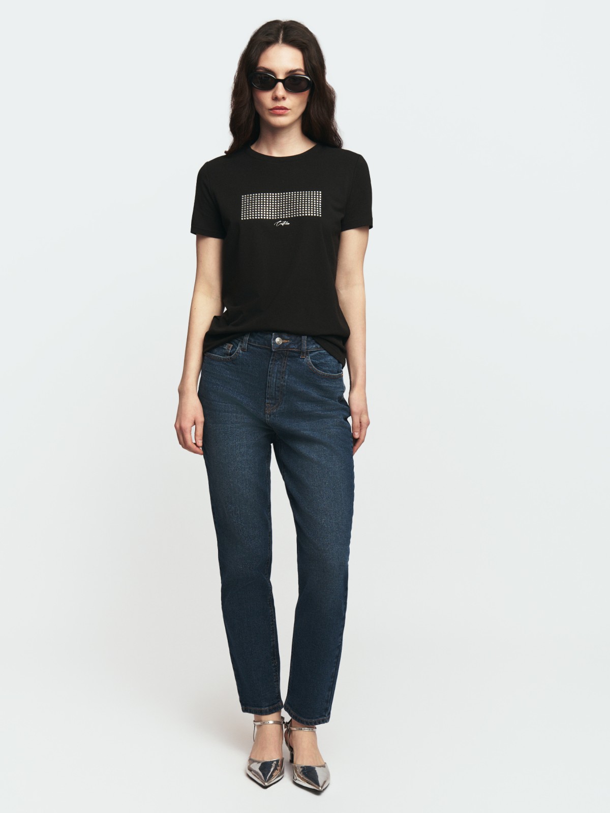 Трикотажная футболка с коротким рукавом и стразами