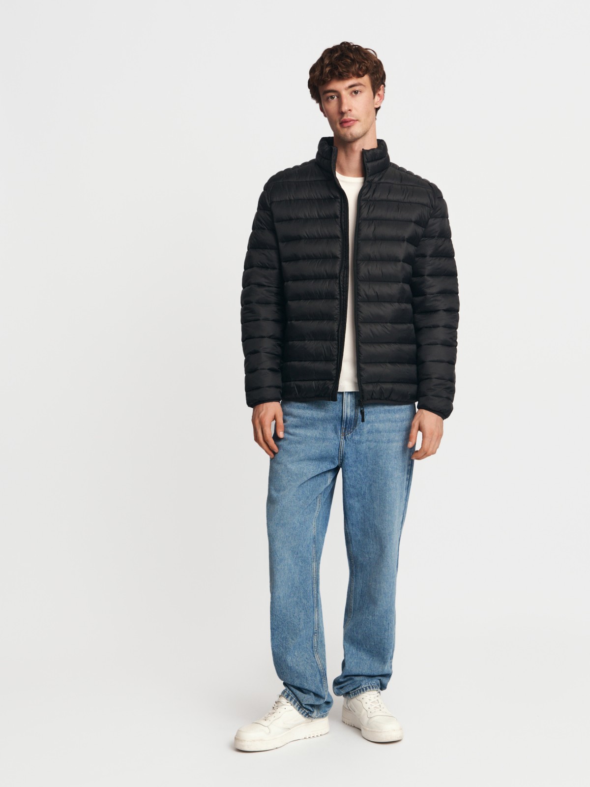 Лёгкая утеплённая куртка на молнии с воротником-стойкой