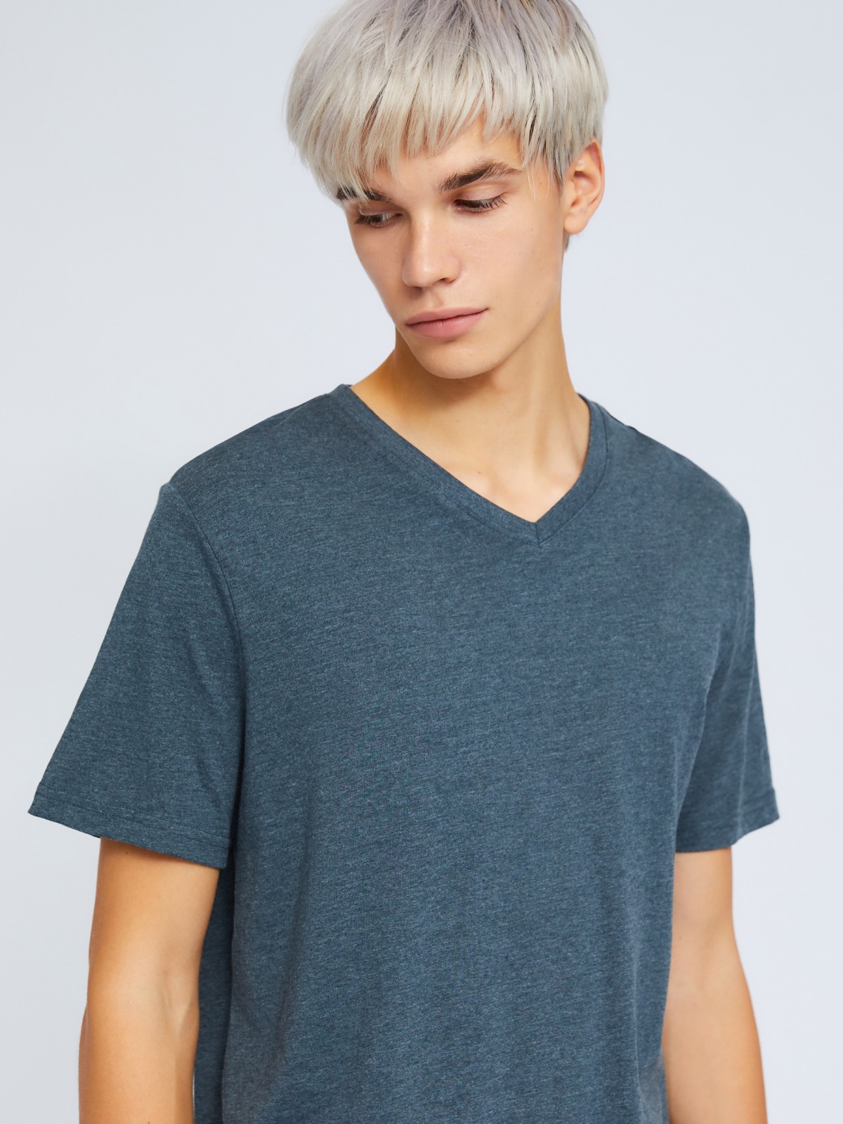 Футболка с треугольным вырезом