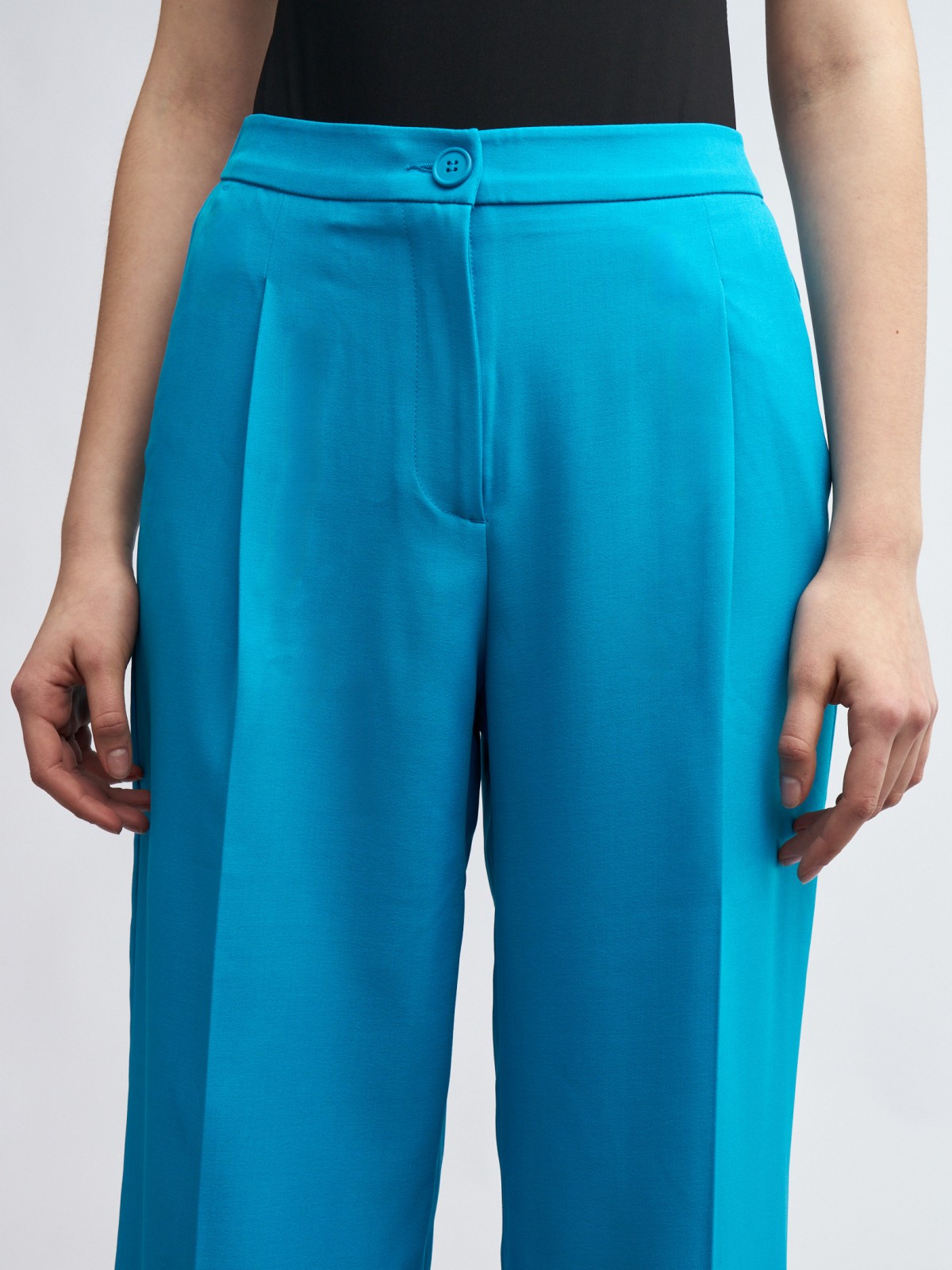 Прямые брюки на резинке со стрелками