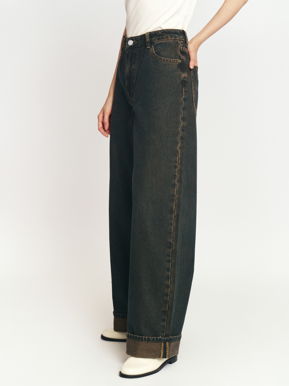Джинсы силуэта Wide с отворотами