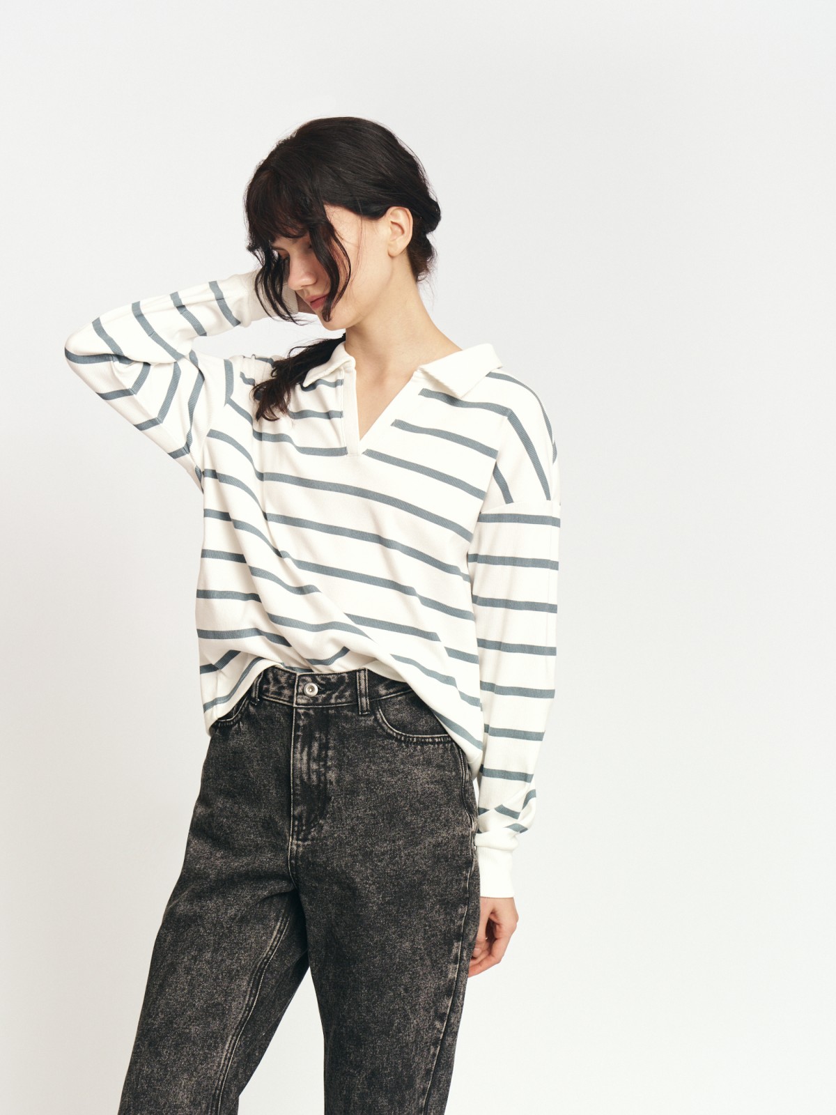 Трикотажный лонгслив поло с вырезом