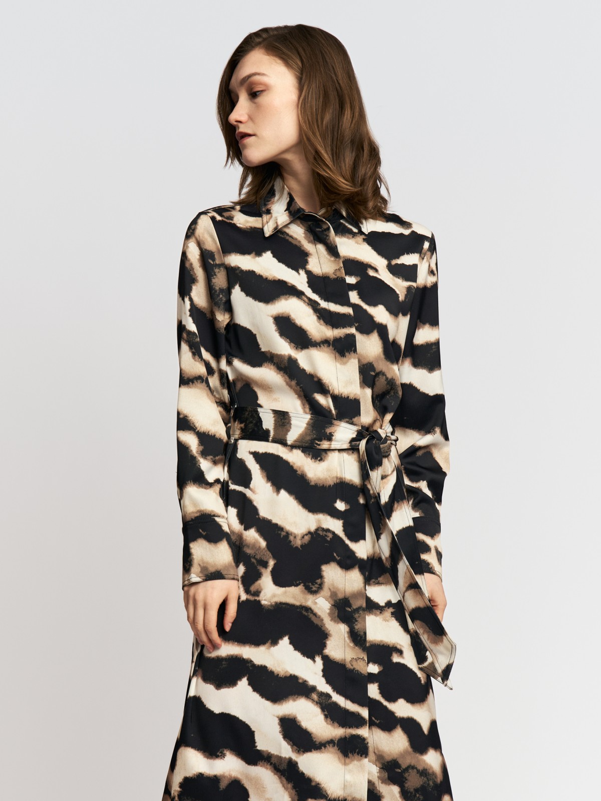 Атласное платье-рубашка миди с принтом и поясом