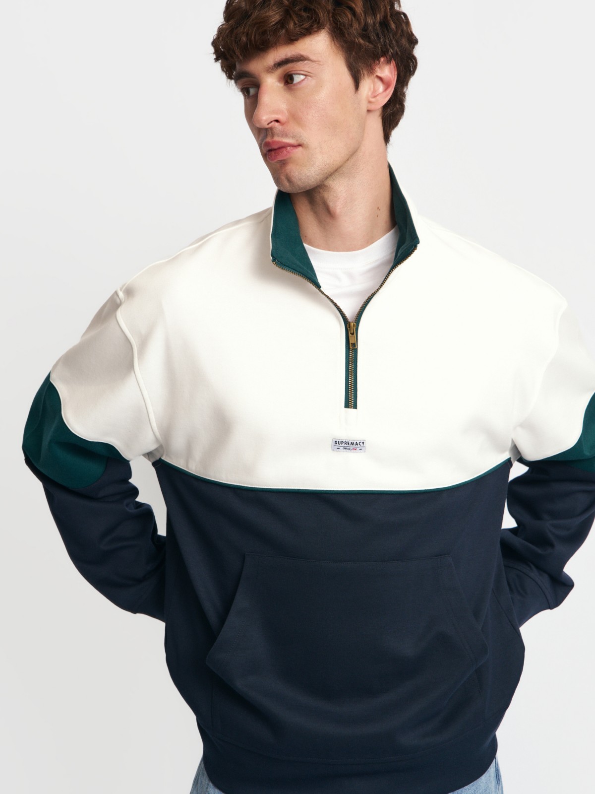 Трикотажный свитшот с воротником-стойкой на молнии