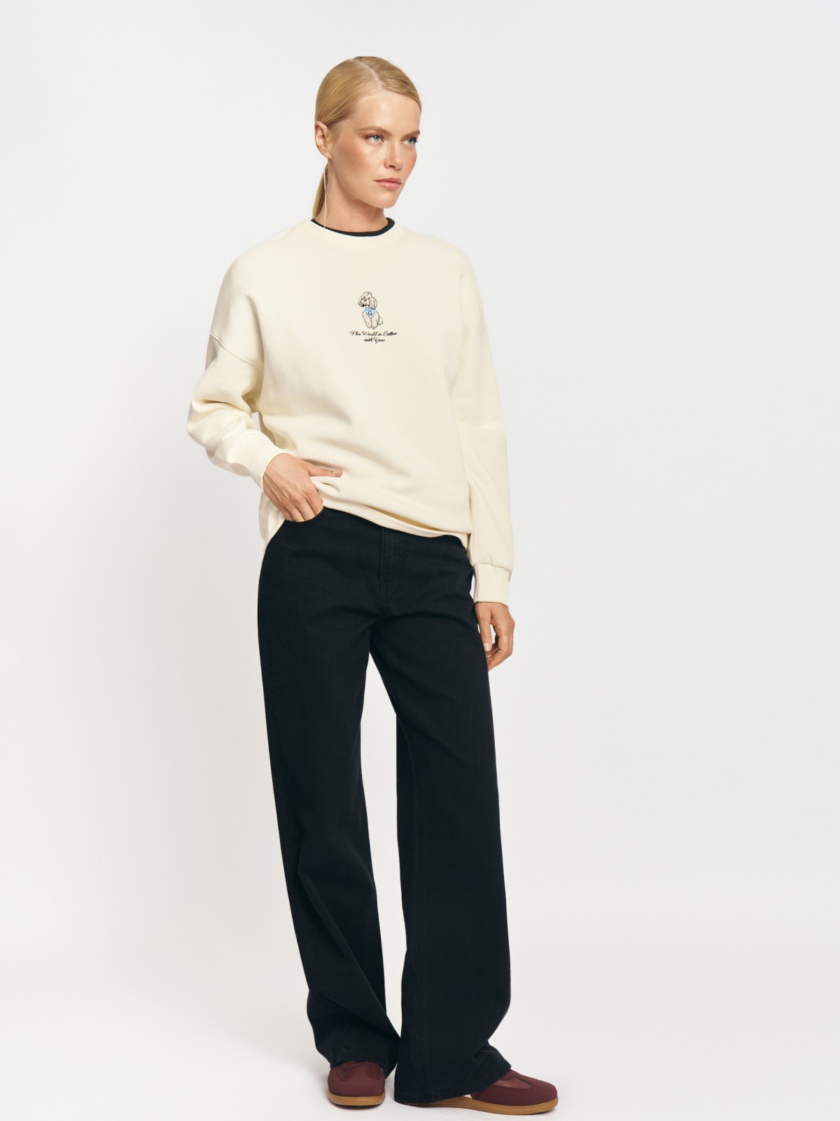 Утеплённый свитшот с вышивкой