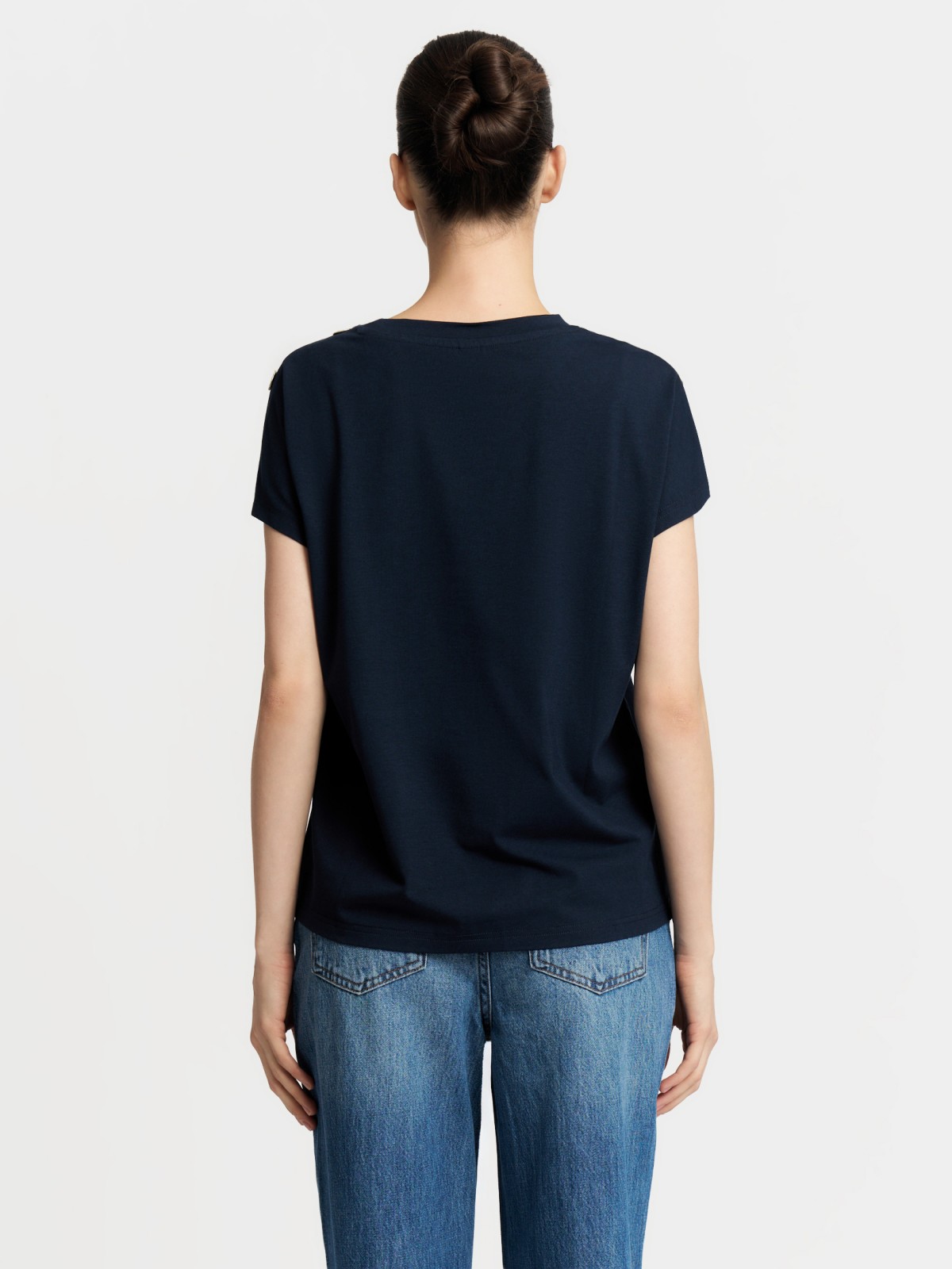 Футболка с металлическим декором