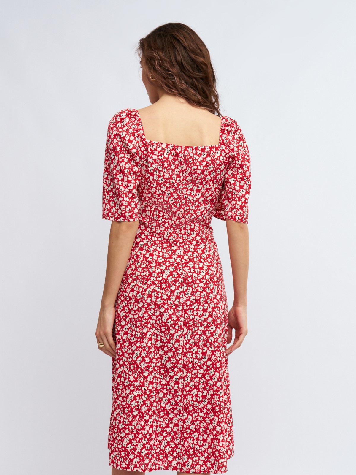 Платье с разрезом и цветочным принтом