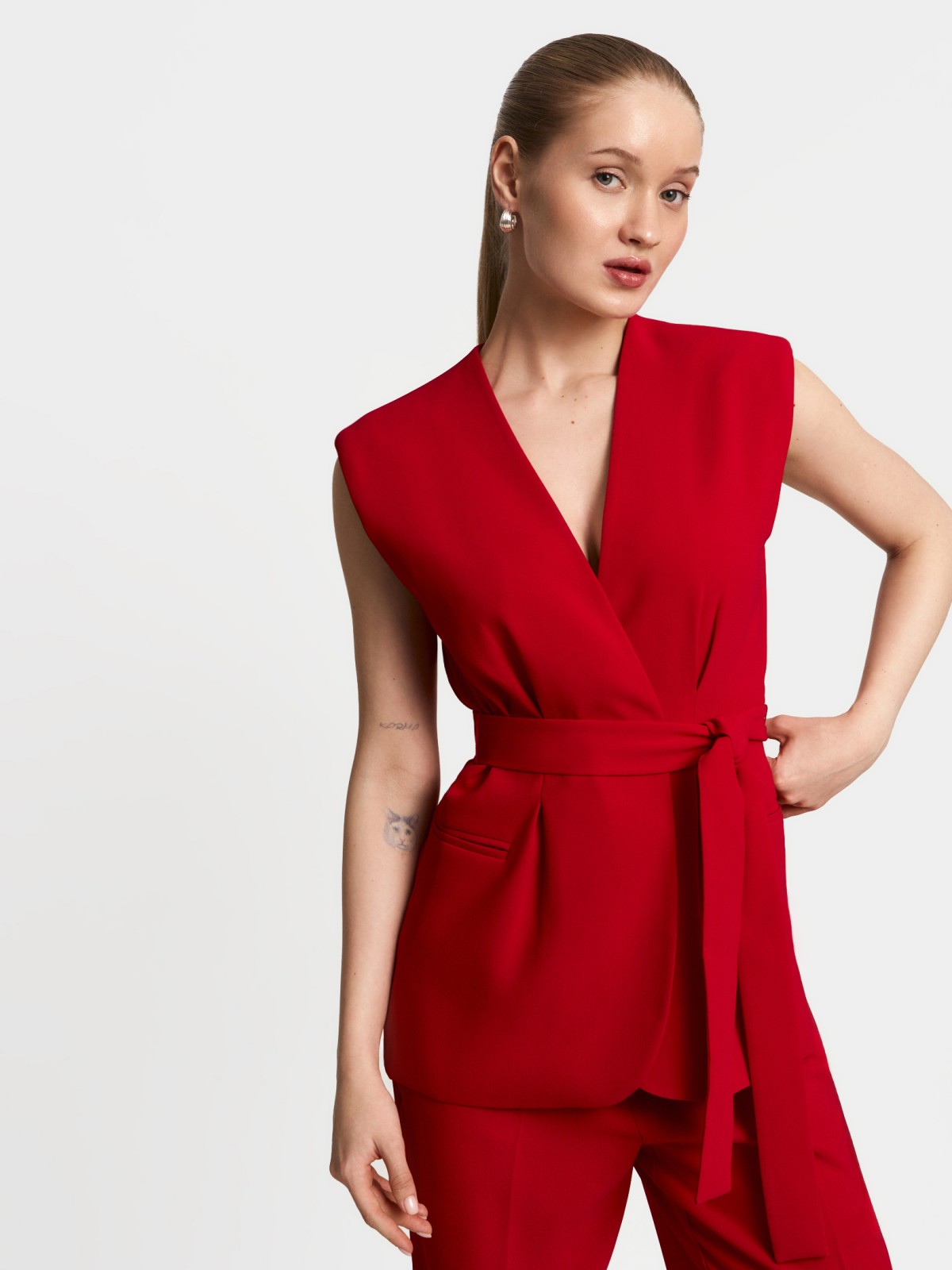 Классический удлинённый жилет с поясом