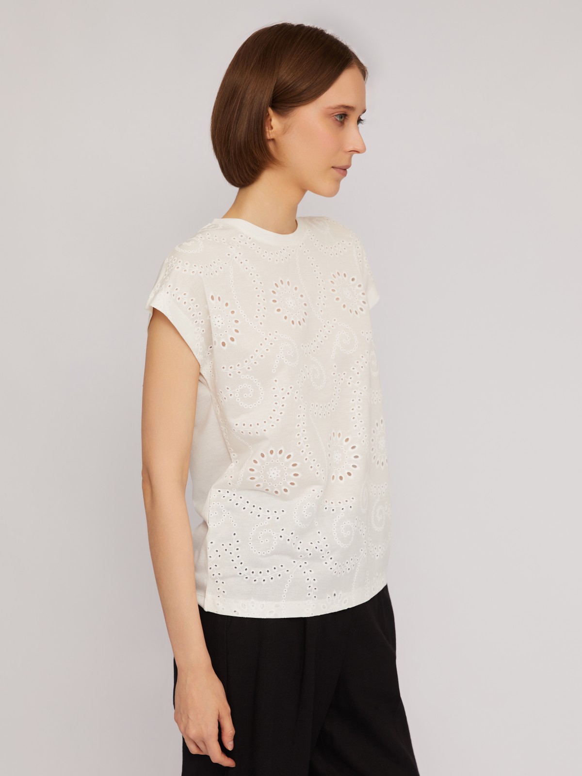 Футболка с вышивкой ришелье