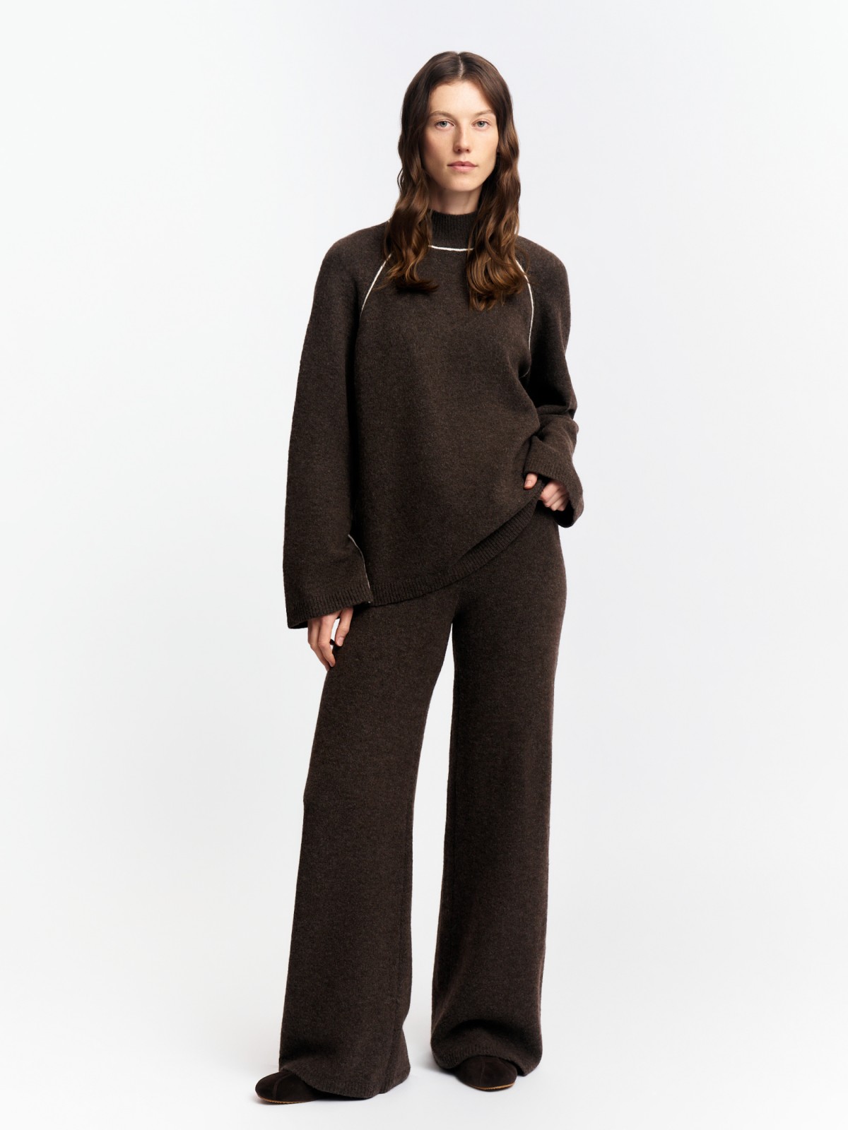 Вязаный свитер с горлом