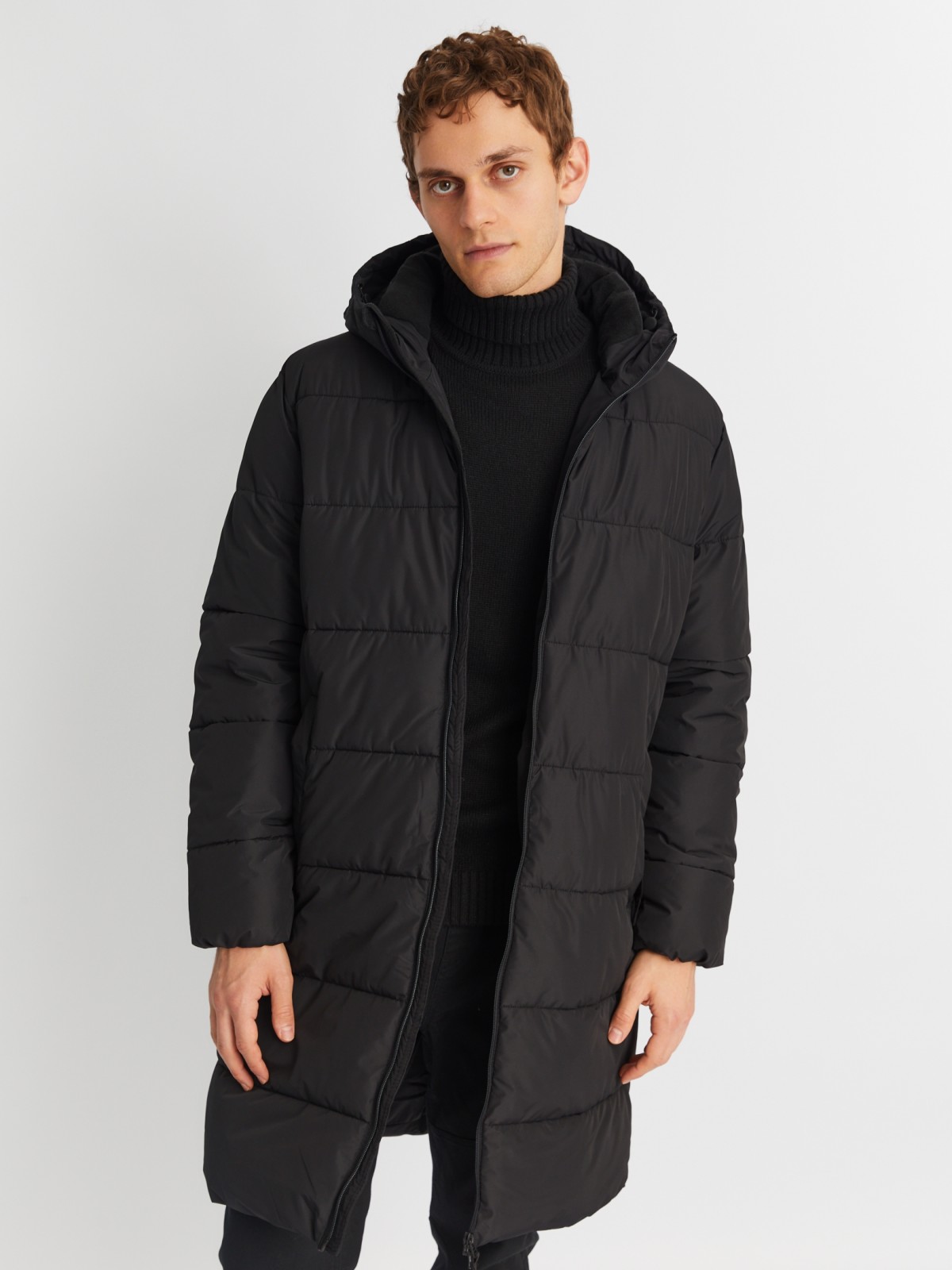 Тёплая стёганая куртка удлинённого силуэта с капюшоном zolla 01342522J064, цвет черный, размер M - фото 1