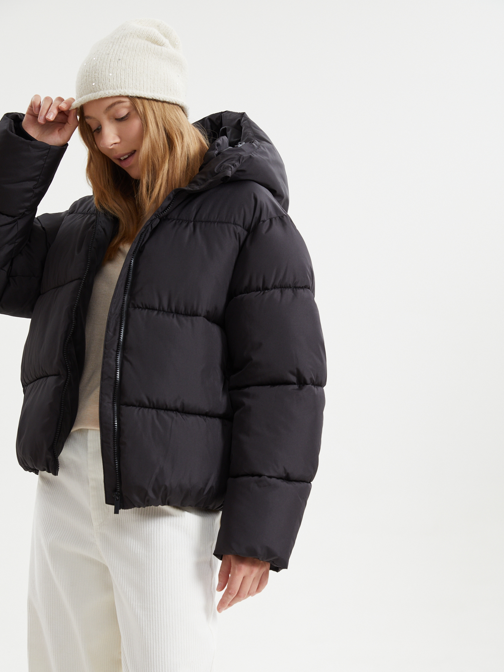 Короткая стёганая куртка с капюшоном