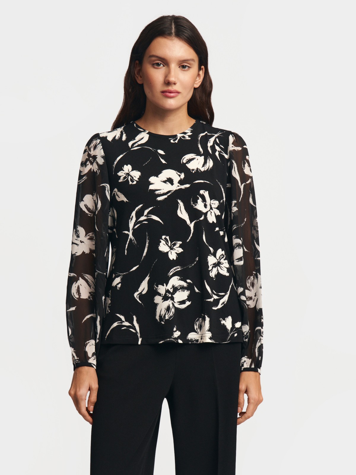 Блузка с принтом и акцентом на рукавах